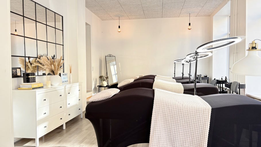 Moderne behandlingsrum hos Lash Clinic Copenhagen, København DK. Elegante stole med belysning.