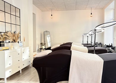 Moderne behandlingsrum hos Lash Clinic Copenhagen, København DK. Elegante stole med belysning.