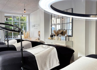 Lash Clinic Copenhagen interiør med moderne behandlingsstole i København, Denmark, DK.