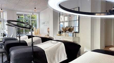 Lash Clinic Copenhagen interiør med moderne behandlingsstole i København, Denmark, DK.