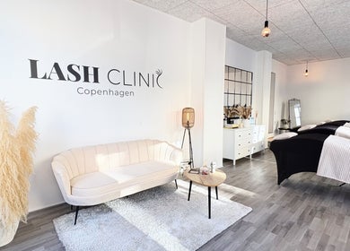 Moderne interiør hos Lash Clinic Copenhagen, København, Denmark, DK med stilfuld sofa og behandlingsborde.