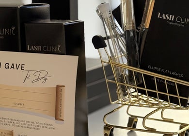 Elegante produkter og gavekort fra Lash Clinic Copenhagen, København, Denmark, DK i en stilfuld kurv.