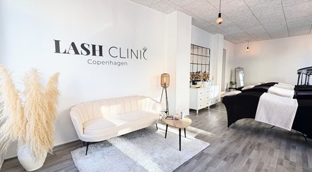 Stilfuldt interiør på Lash Clinic Copenhagen, København, Denmark, DK med sofa og behandlingsbrikse.