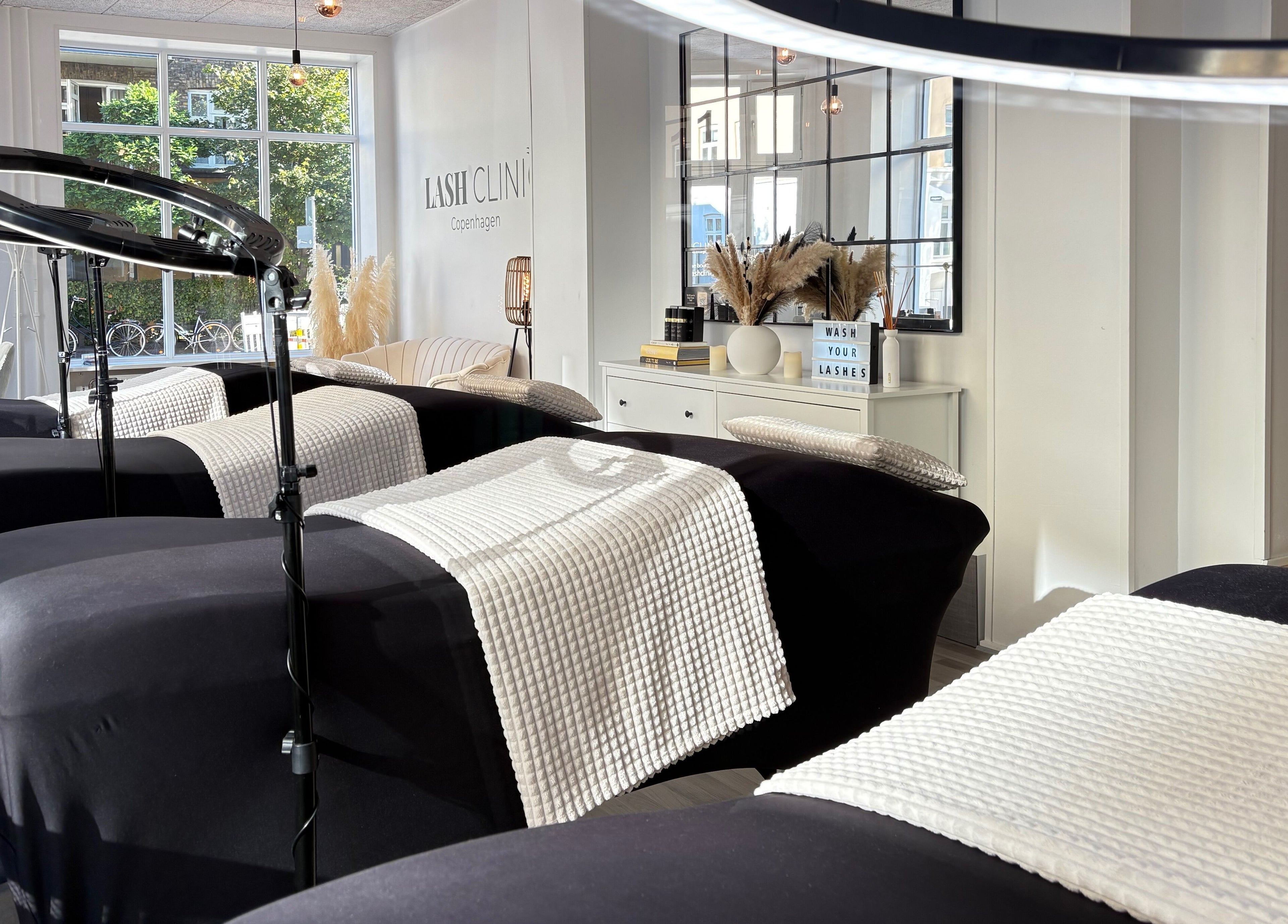 Elegant interiør af Lash Clinic Copenhagen, København, DK med behandlingssenge og moderne belysning.