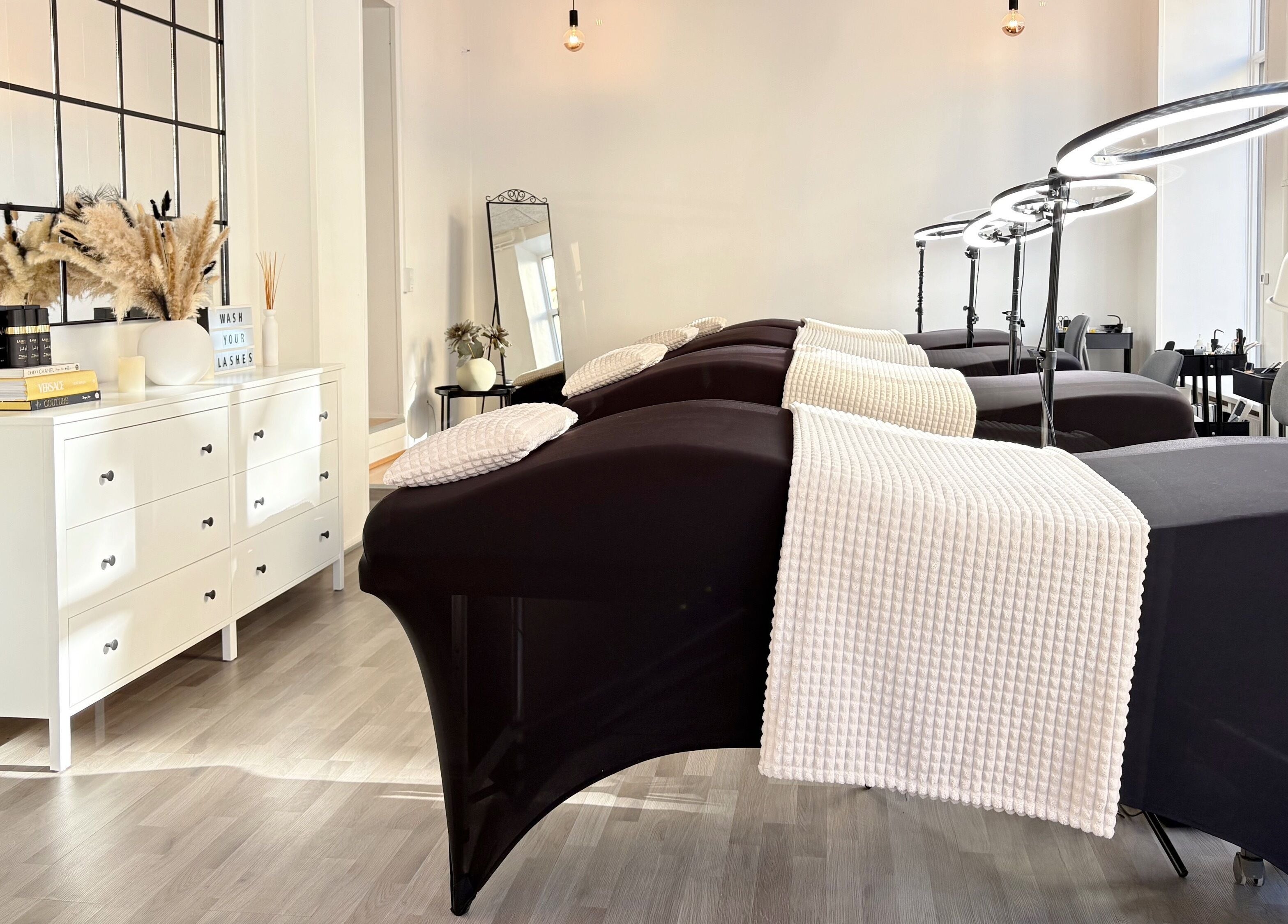 Stilfuldt behandlingsrum på Lash Clinic Copenhagen i København, Denmark, DK med moderne indretning og komfortable senge.
