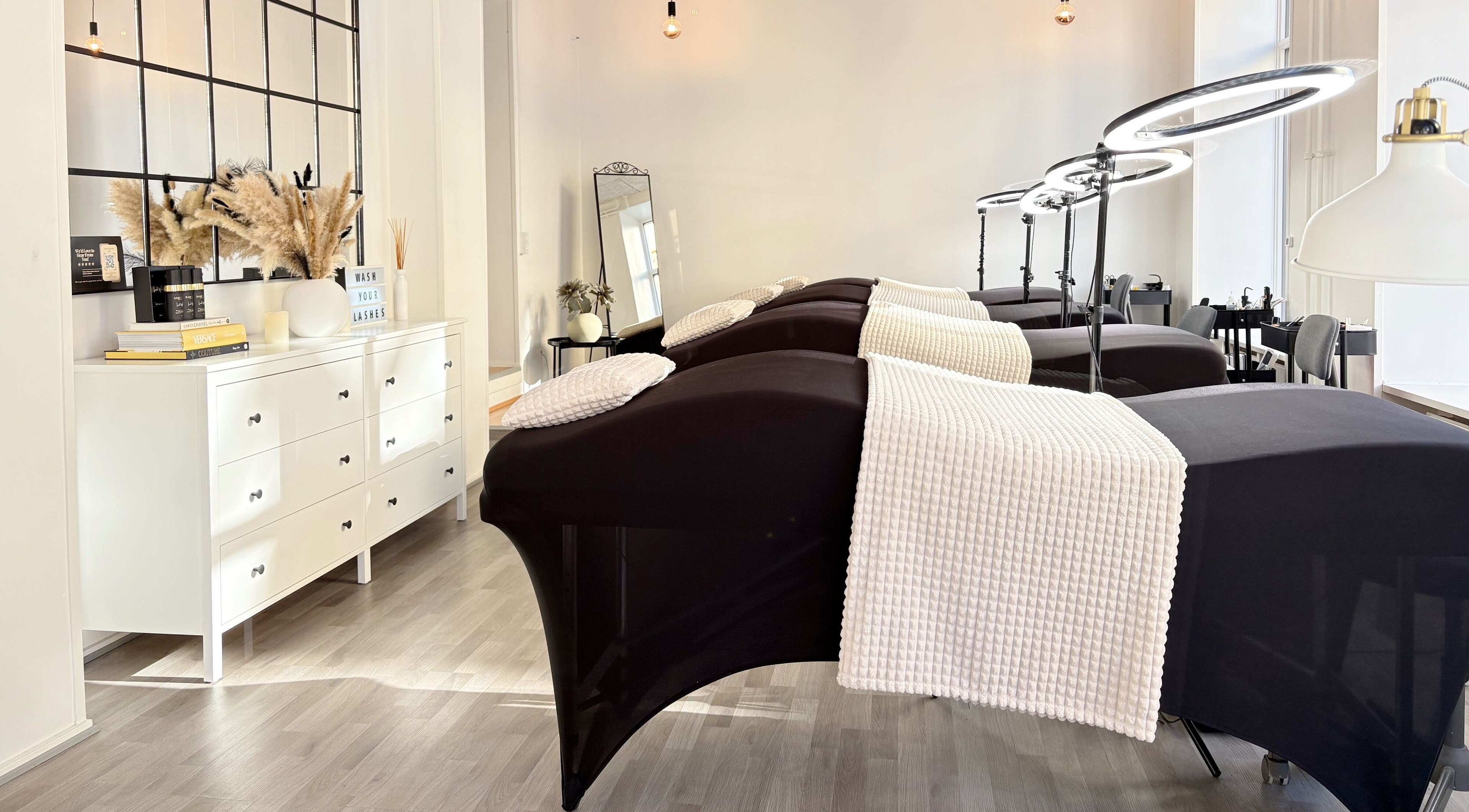 Stilfuldt behandlingsrum på Lash Clinic Copenhagen i København, Denmark, DK med moderne indretning og komfortable senge.