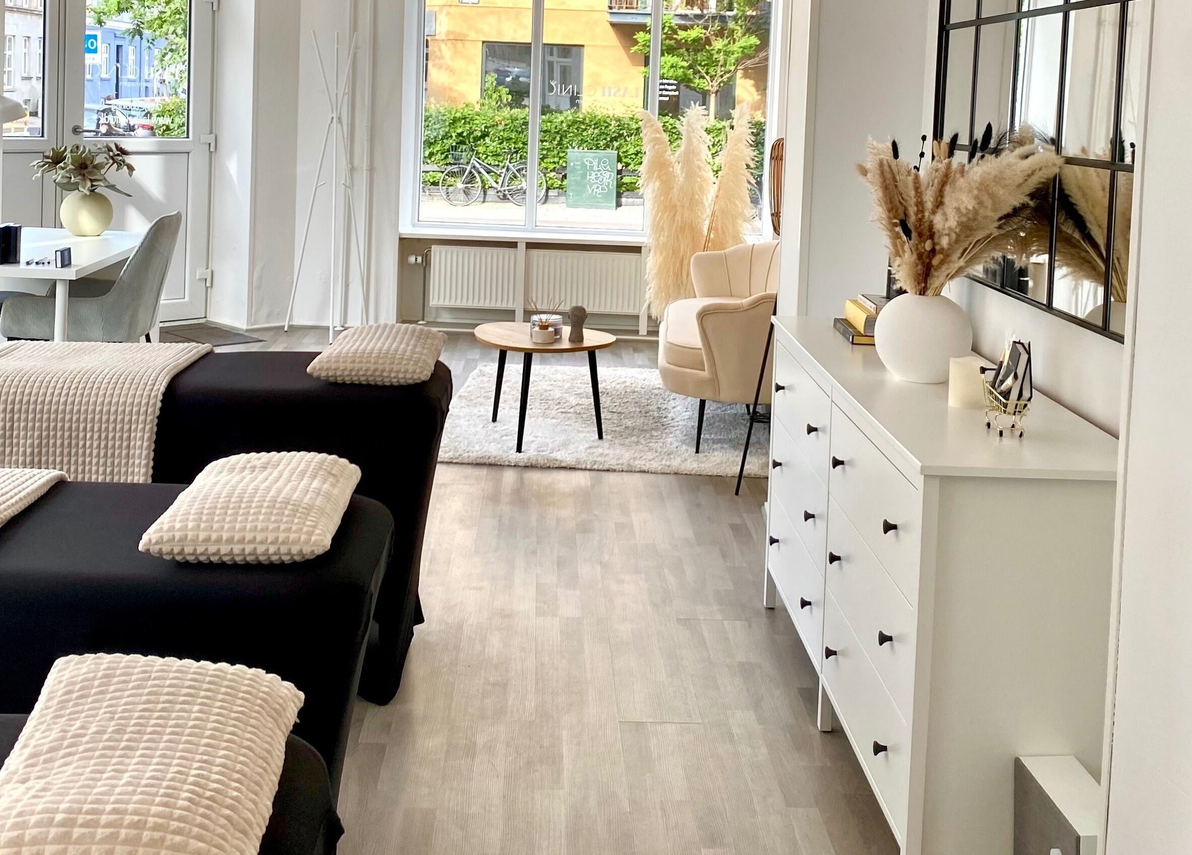 Roligt interiør i Lash Clinic Copenhagen, København, Denmark, DK med behagelige liggestole og smukt lysindfald.