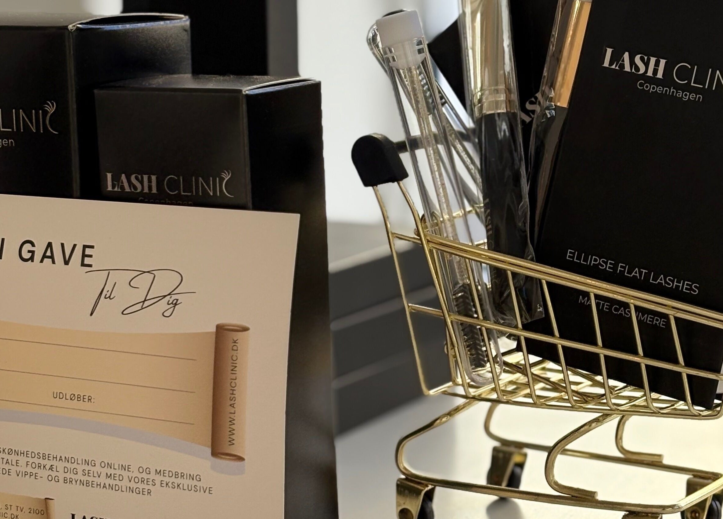 Gavekort og produkter fra Lash Clinic Copenhagen, København, Denmark, DK i en elegant indstilling.