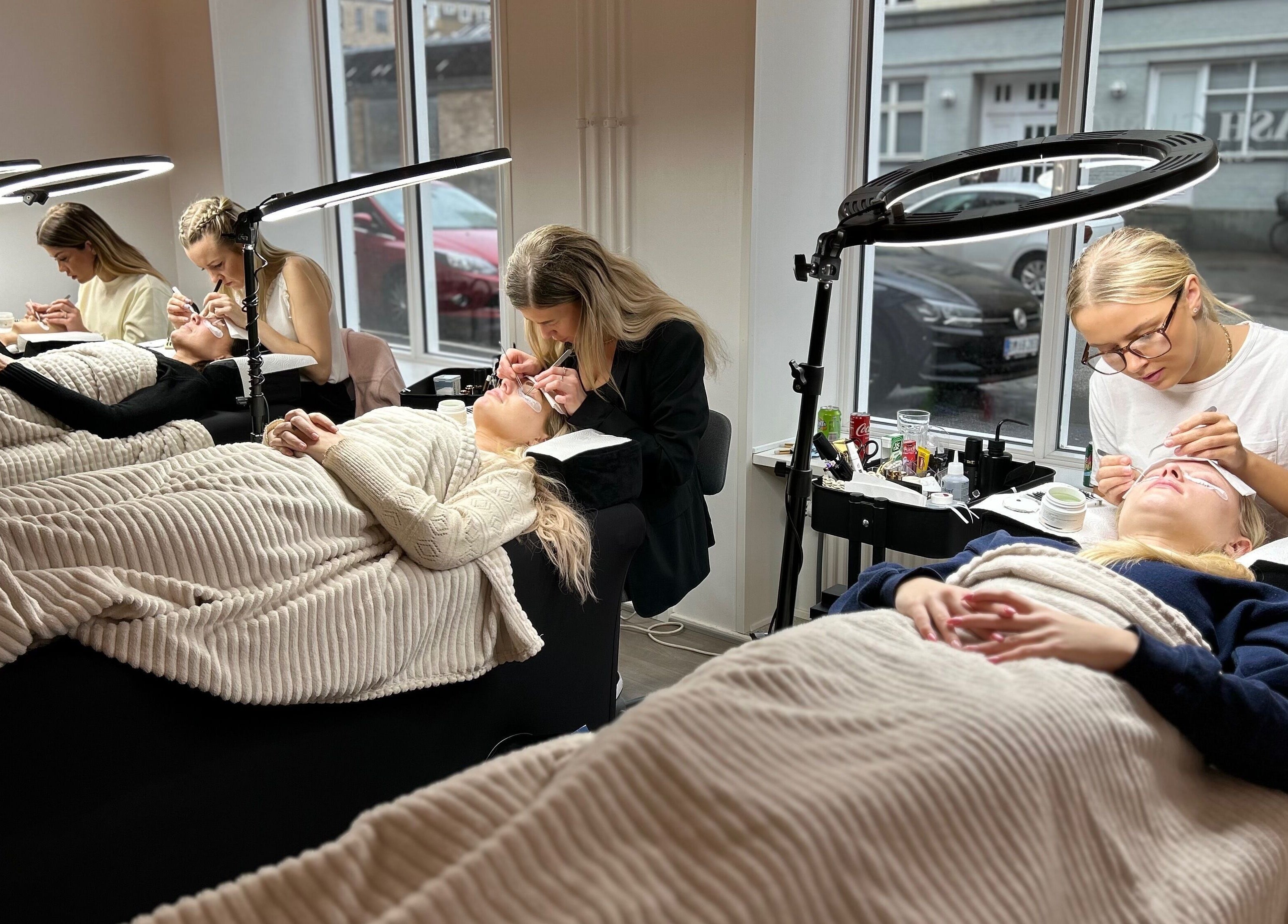Kunder får øjenvippebehandling på Lash Clinic Copenhagen, København, Denmark, DK med professionelle teknikere.