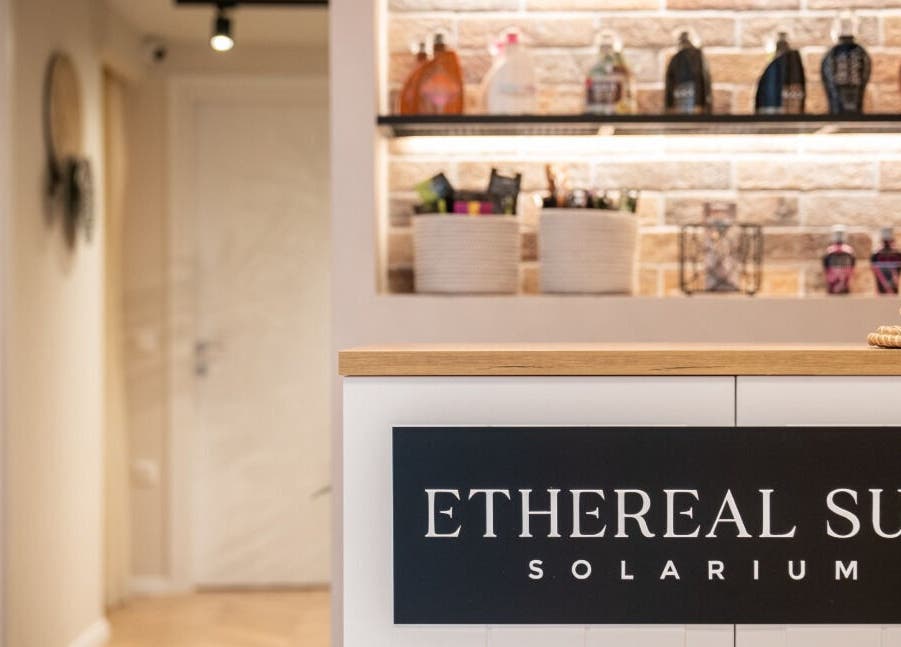 Κομψή ρεσεψιόν του Ethereal Sun Solarium στην Ιωάννινα, GR με μοντέρνα διακόσμηση και προϊόντα ομορφιάς.