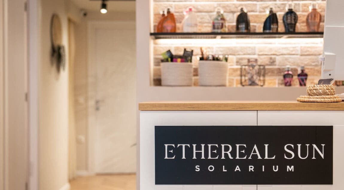 Κομψή ρεσεψιόν του Ethereal Sun Solarium στην Ιωάννινα, GR με μοντέρνα διακόσμηση και προϊόντα ομορφιάς.