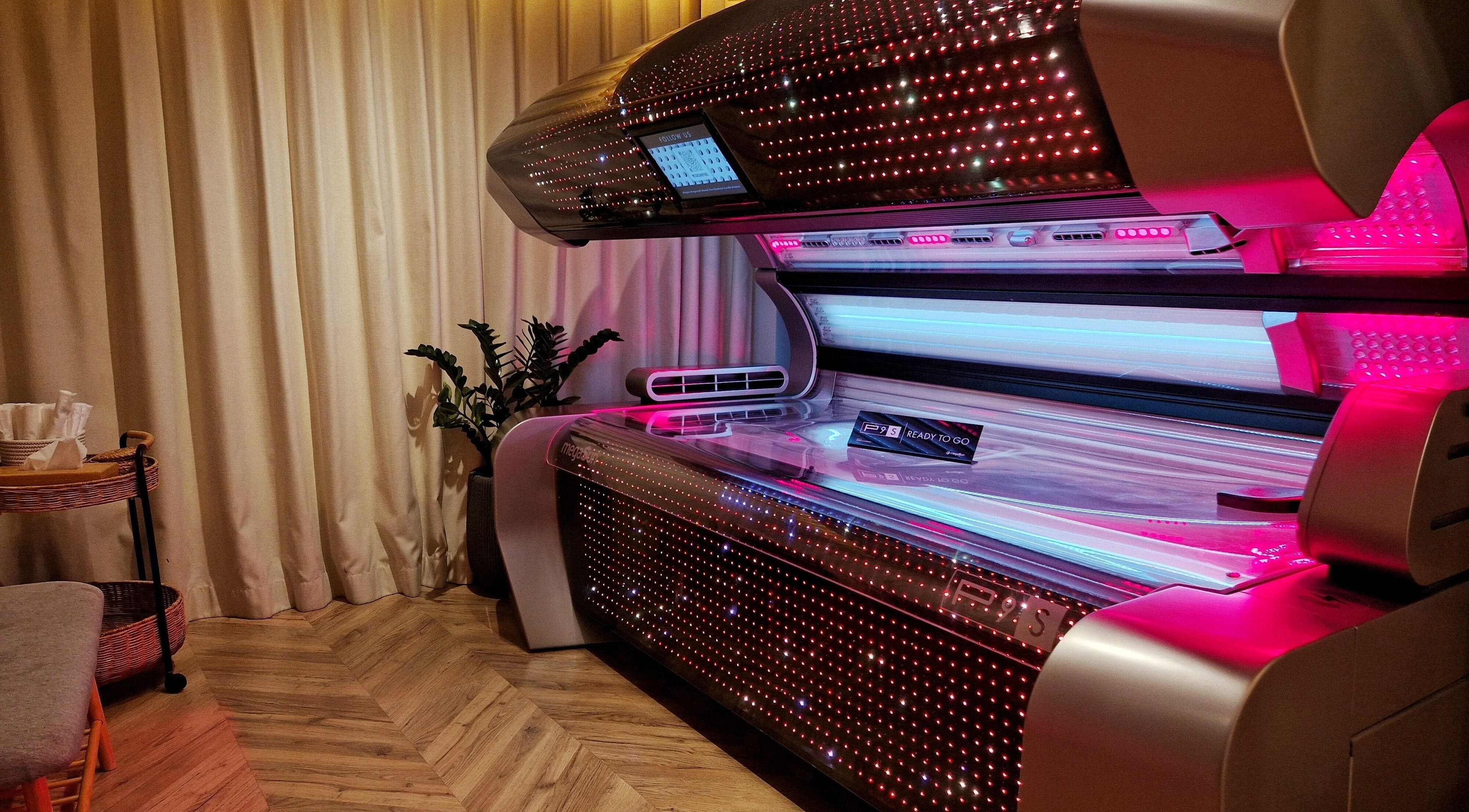 Έγχρωμο σολάριουμ στο Ethereal Sun Solarium, Ιωάννινα, GR, για απόλυτη χαλάρωση και μαύρισμα.