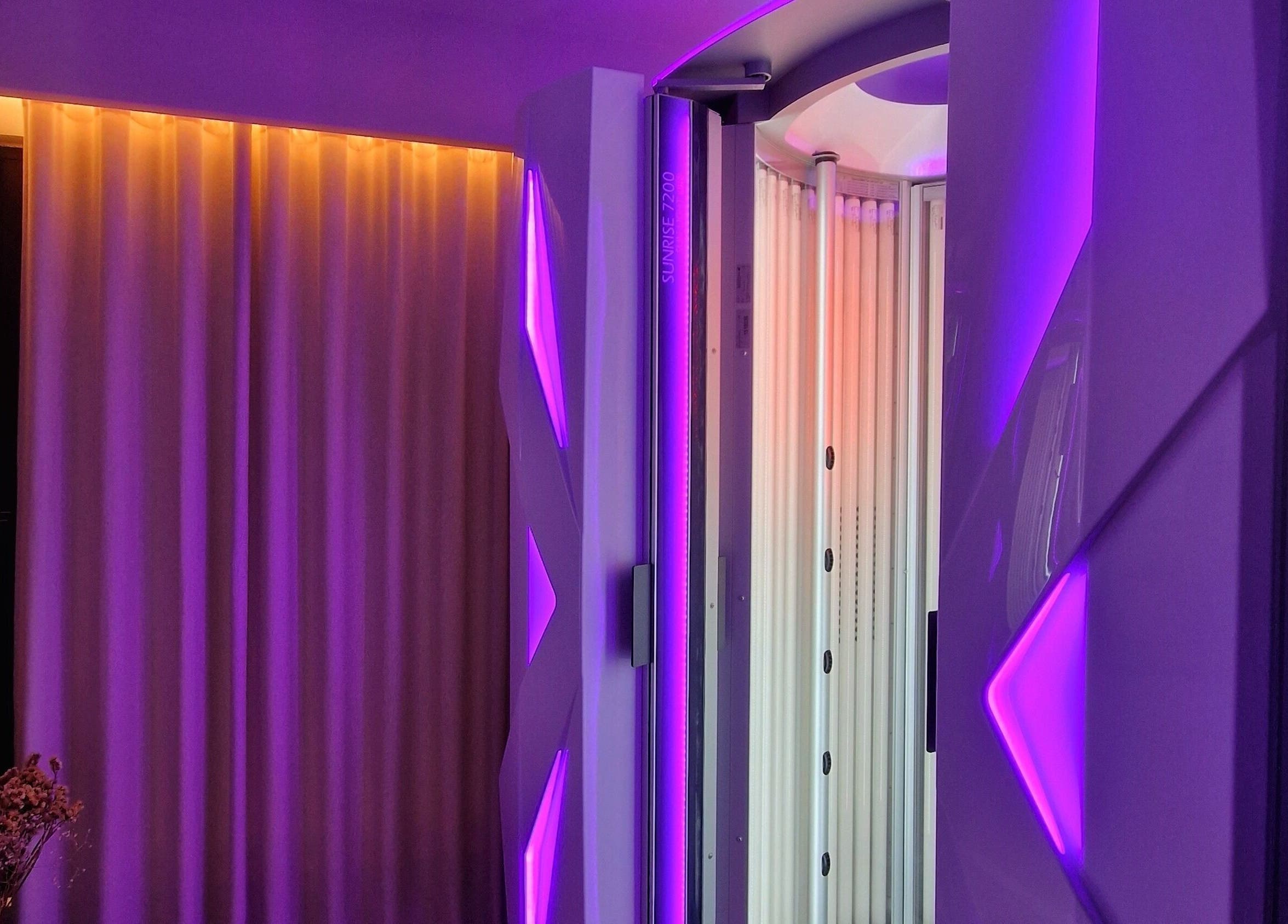 Φωτεινό σολάριουμ στο Ethereal Sun Solarium, Ιωάννινα, GR με ιριδίζοντα φώτα.