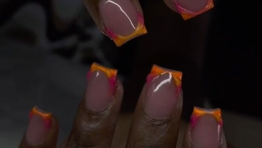 Vurige en kleurrijke nagels gestyled bij Zarra's Trap Beauty, Paramaribo, Paramaribo, SR.