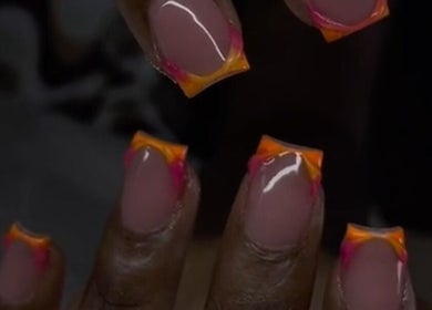 Vurige en kleurrijke nagels gestyled bij Zarra's Trap Beauty, Paramaribo, Paramaribo, SR.