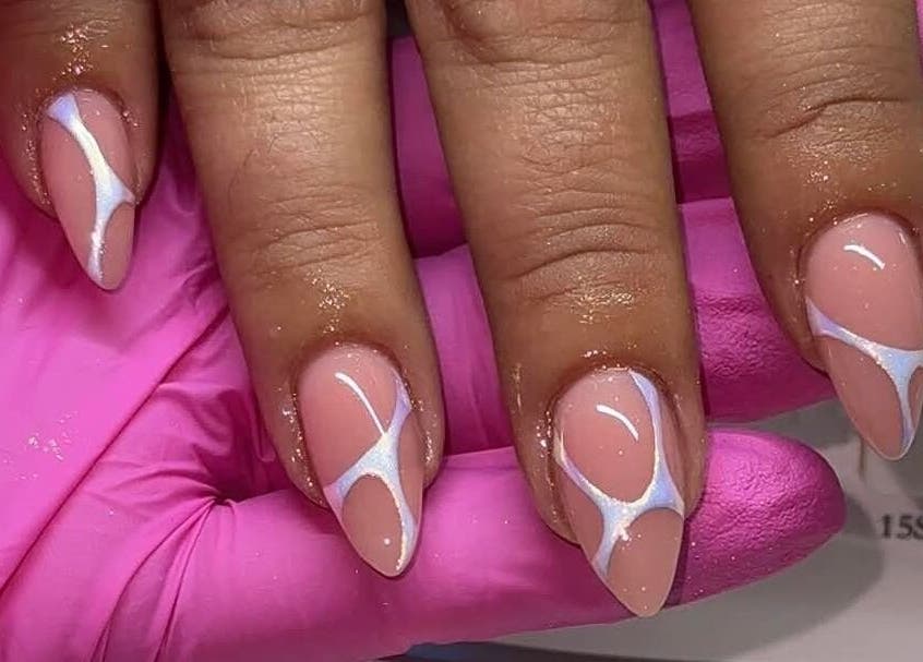 Stijlvolle nagels door Zarra's Trap Beauty, Paramaribo, Paramaribo, SR. Roze en witte nail art ontwerp.