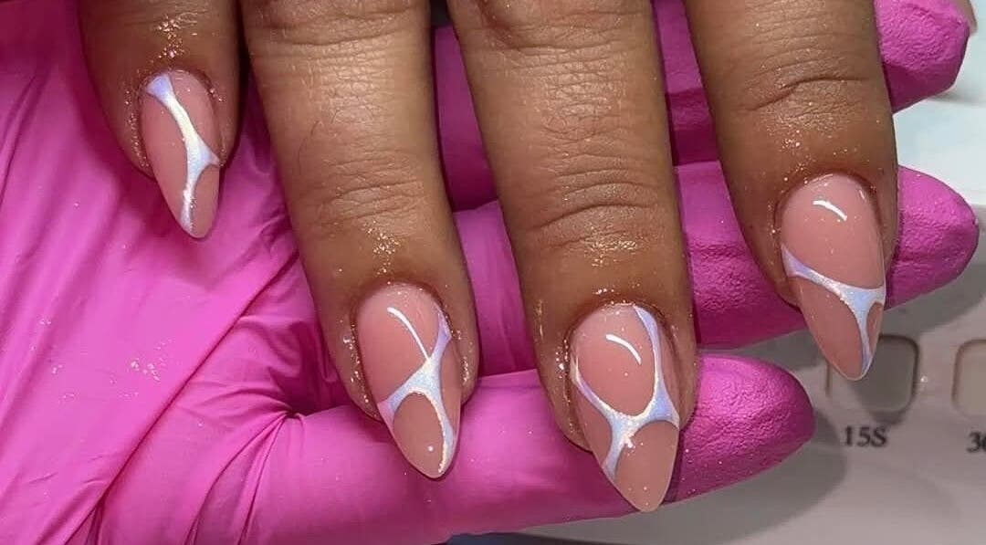 Stijlvolle nagels door Zarra's Trap Beauty, Paramaribo, Paramaribo, SR. Roze en witte nail art ontwerp.