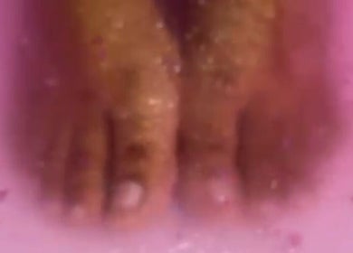 Voeten weken in een roze bad bij Zarra's Trap Beauty in Paramaribo, Paramaribo, SR voor ultieme ontspanning.