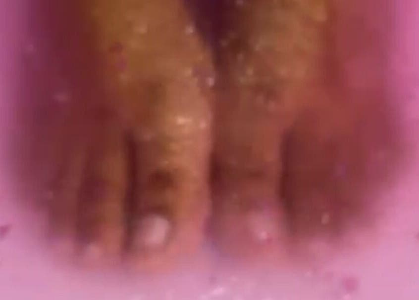 Voeten weken in een roze bad bij Zarra's Trap Beauty in Paramaribo, Paramaribo, SR voor ultieme ontspanning.