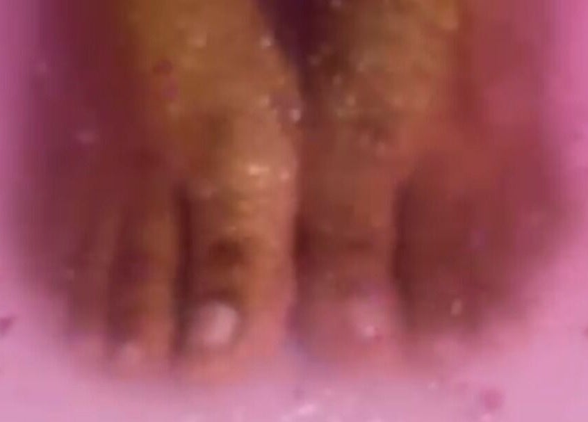 Voeten weken in een roze bad bij Zarra's Trap Beauty in Paramaribo, Paramaribo, SR voor ultieme ontspanning.