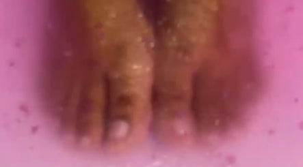 Voeten weken in een roze bad bij Zarra's Trap Beauty in Paramaribo, Paramaribo, SR voor ultieme ontspanning.