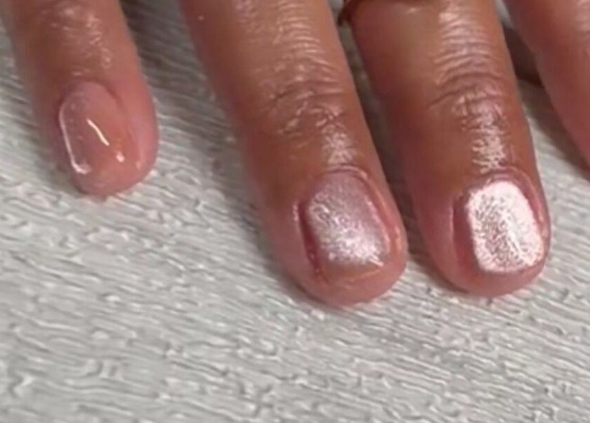 Glanzende nagelsessie bij Zarra's Trap Beauty in Paramaribo, Paramaribo, SR met elegante roze tint.