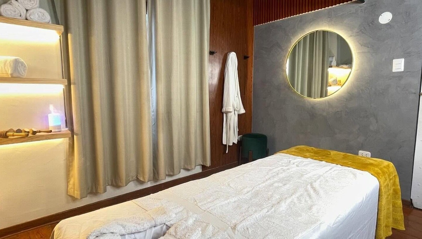 Habitación de masajes en Montreal Spa & Barberia, Miraflores, Provincia de Lima, PE con decoración elegante.