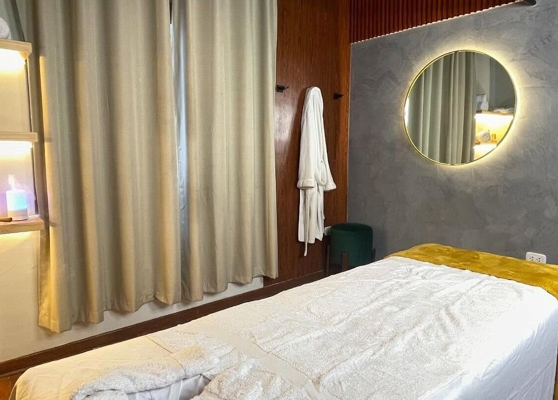 Habitación de masajes en Montreal Spa & Barberia, Miraflores, Provincia de Lima, PE con decoración elegante.