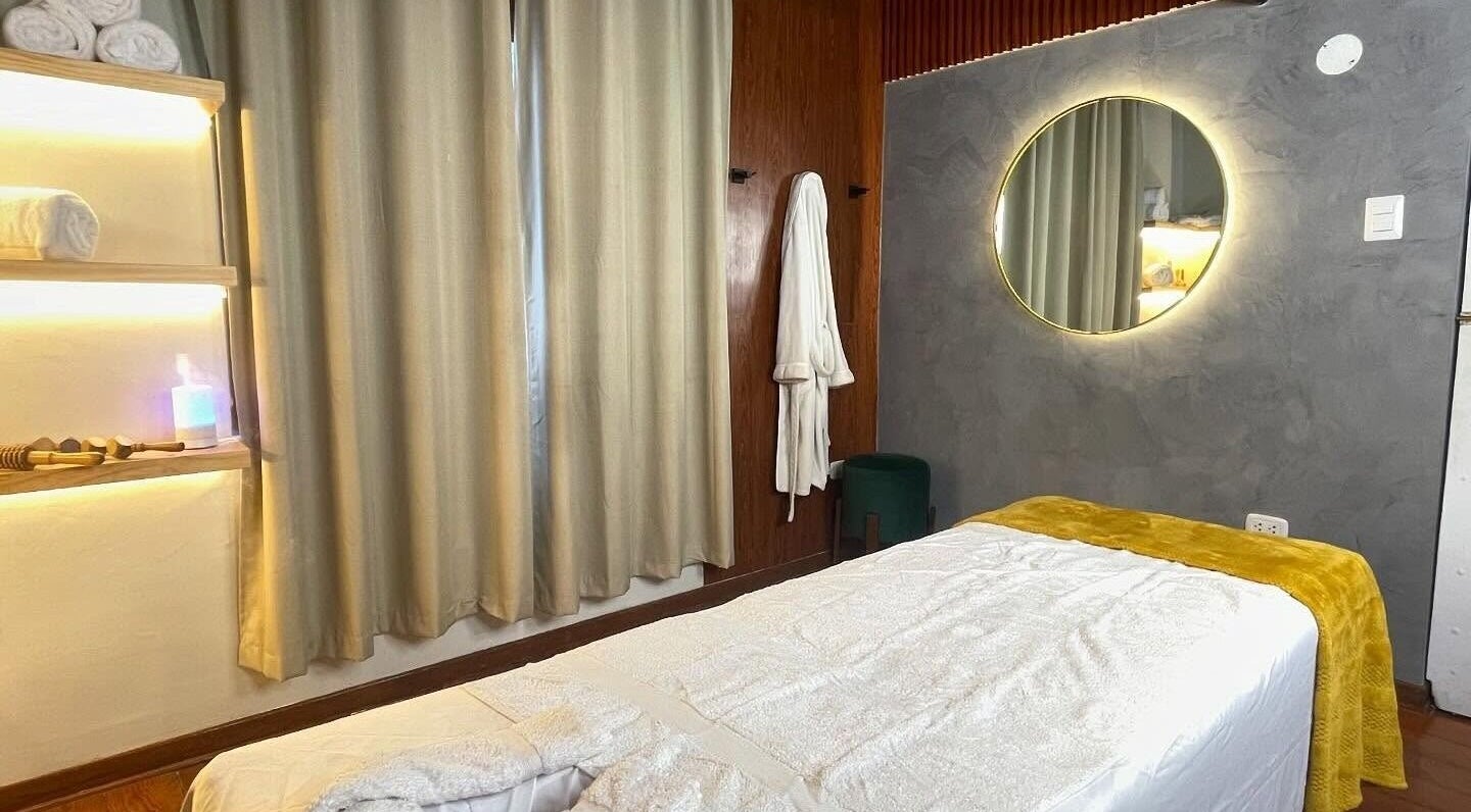 Habitación de masajes en Montreal Spa & Barberia, Miraflores, Provincia de Lima, PE con decoración elegante.