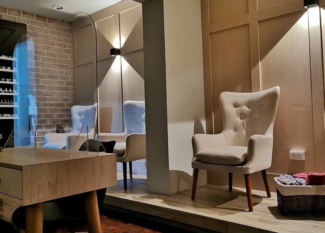 Área de espera elegante en Montreal Spa & Barberia, Miraflores, Provincia de Lima, PE.