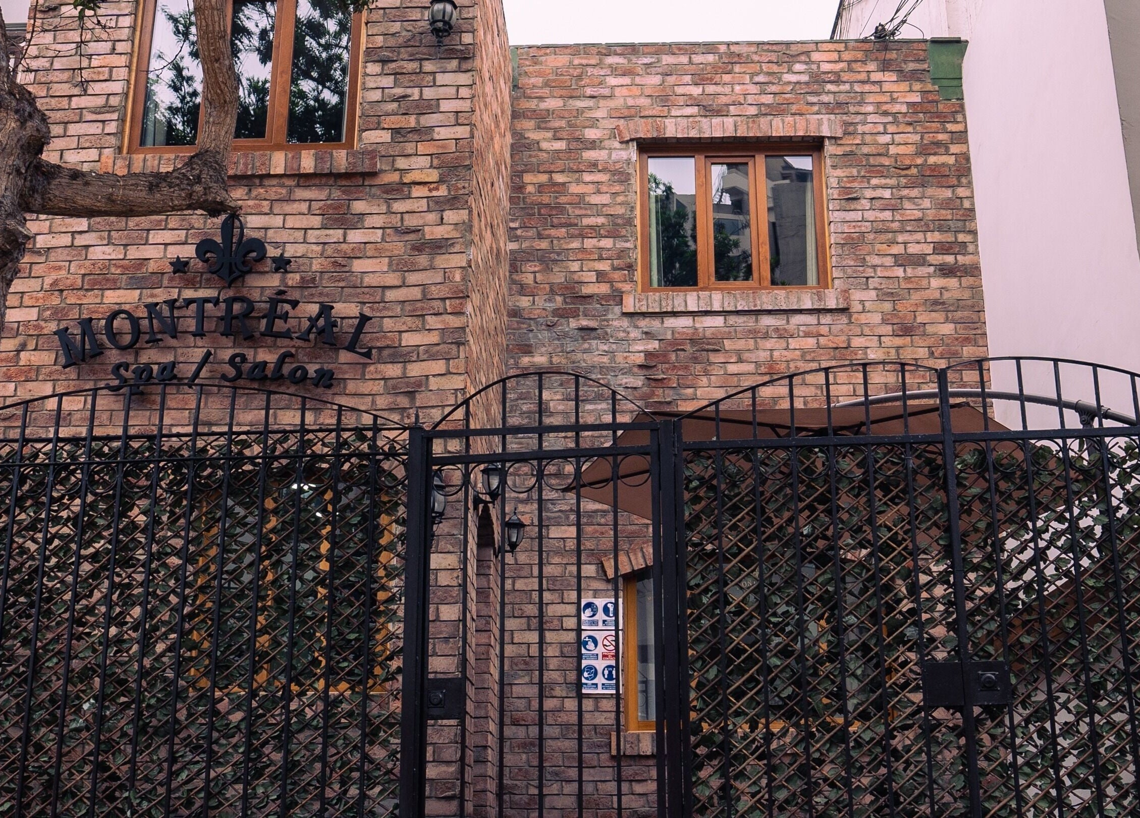 Entrada a Montreal Spa & Barberia en Miraflores, Provincia de Lima, PE con fachada de ladrillos.