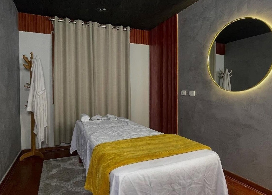 Sala de masajes en Montreal Spa & Barberia, Miraflores, Provincia de Lima, PE, con espejo redondo iluminado.