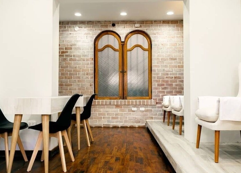 Interior elegante de Montreal Spa & Barberia en Miraflores, Provincia de Lima, PE, con sillas modernas.