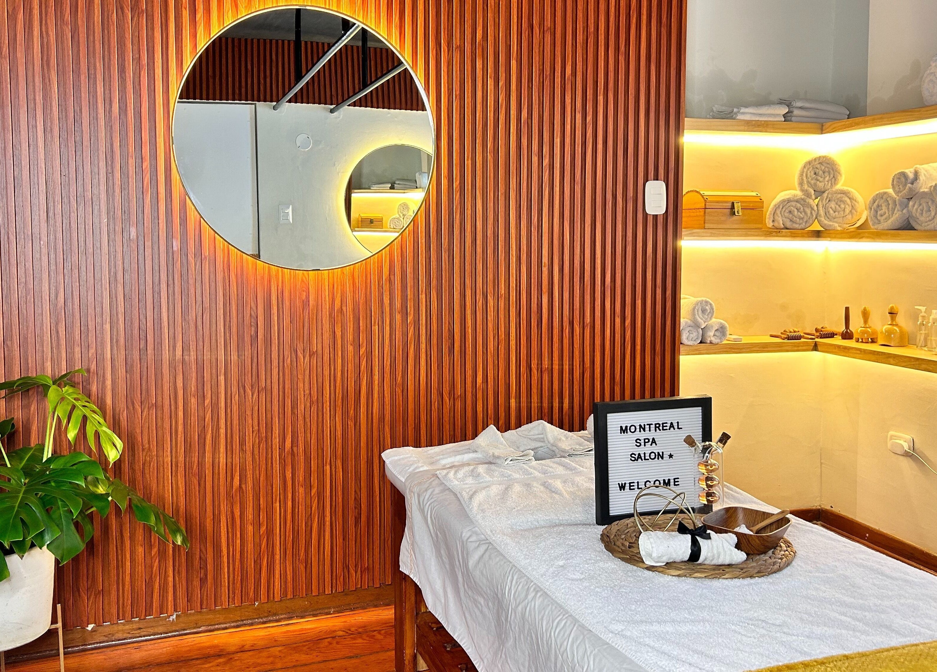 Sala acogedora en Montreal Spa & Barberia, Miraflores, Provincia de Lima, PE, ideal para masajes relajantes.