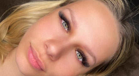 Lashes and Brows by Renee Beauty صورة 2