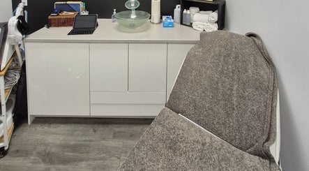 Relaxing treatment room at Body Sculpting By Jenn, Peterborough, Ontario, CA with modern facilities.