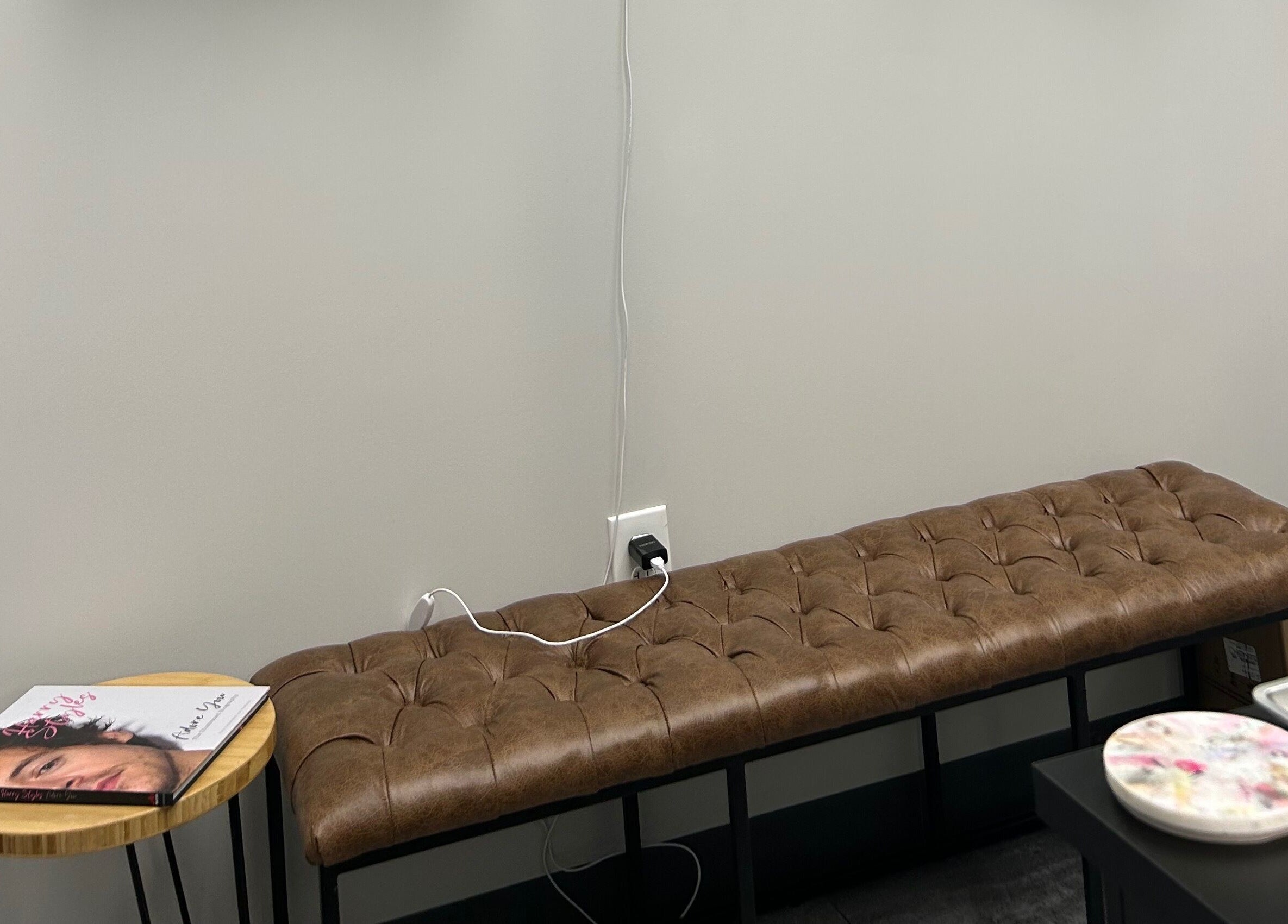 Leather bench and table setting at Nails by Kzerbs, Willoughby Hills, Ohio, US.