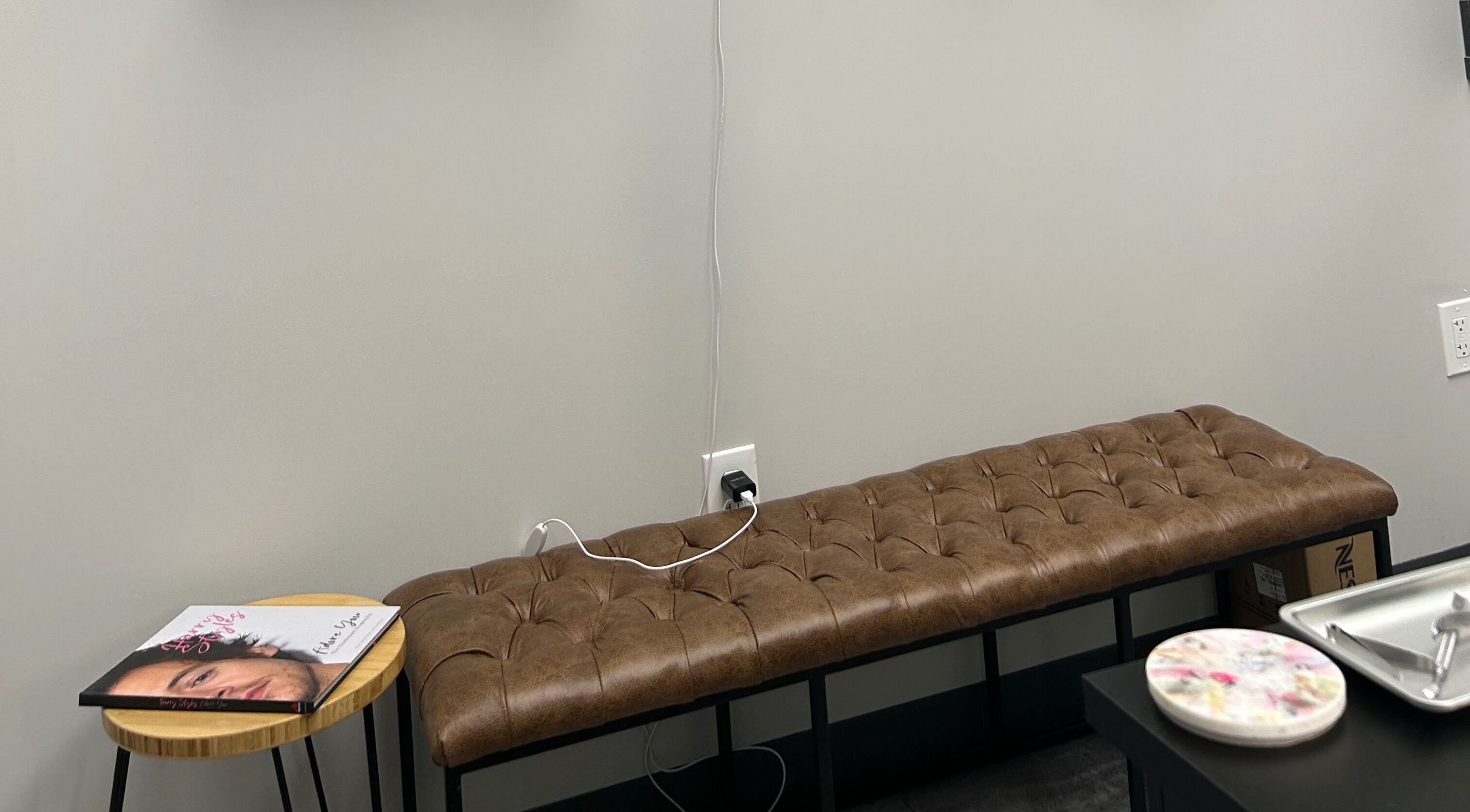 Leather bench and table setting at Nails by Kzerbs, Willoughby Hills, Ohio, US.