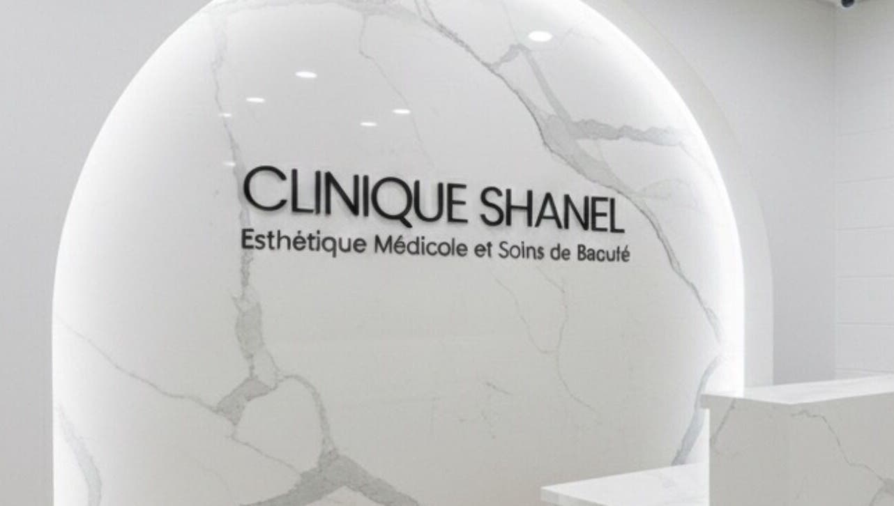 Mur intérieur moderne de Clinique Shanel Médecine Esthétique, Saint-Lambert, Québec, CA.