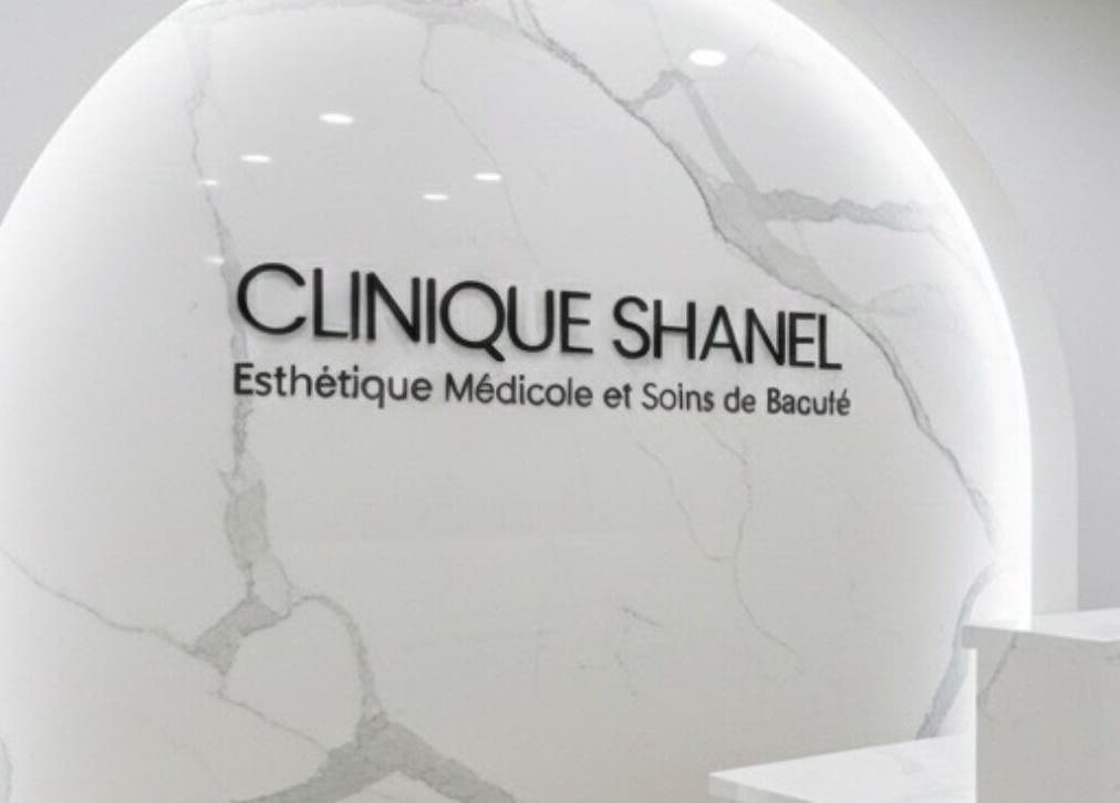 Mur intérieur moderne de Clinique Shanel Médecine Esthétique, Saint-Lambert, Québec, CA.