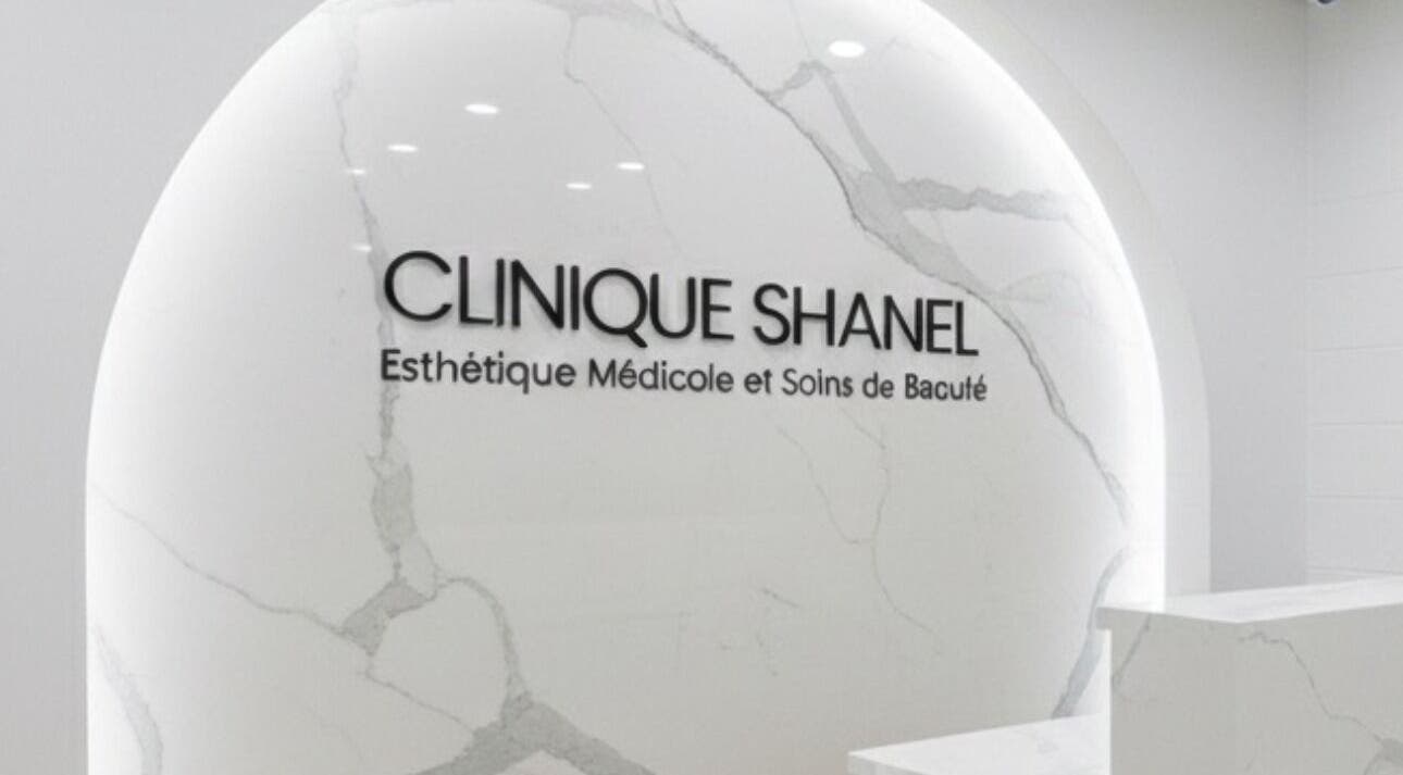 Mur intérieur moderne de Clinique Shanel Médecine Esthétique, Saint-Lambert, Québec, CA.