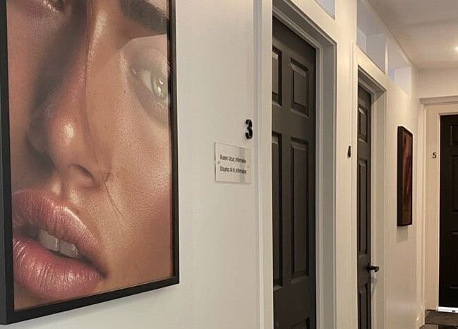 Intérieur moderne de Clinique Shanel Médecine Esthétique à Saint-Lambert, Québec, CA avec décor sophistiqué.