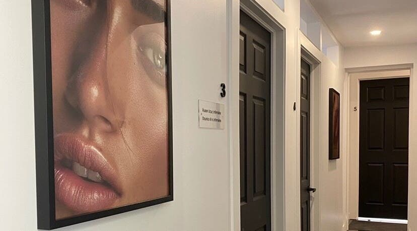 Intérieur moderne de Clinique Shanel Médecine Esthétique à Saint-Lambert, Québec, CA avec décor sophistiqué.