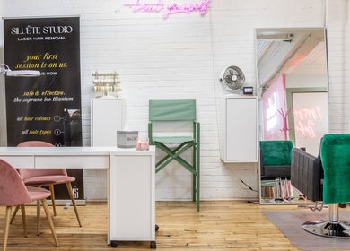 Modern beauty lounge at PALM, Montréal, Québec, CA featuring stylish pink chairs and chic decor.
