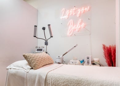 Comforting spa bed at PALM, Montréal, Québec, CA with a soothing atmosphere and beauty equipment.