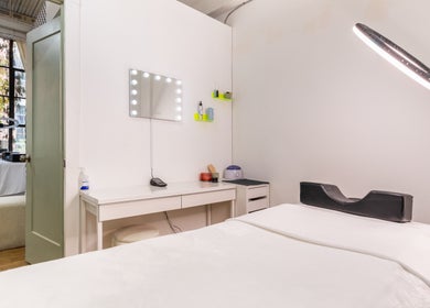 Luxurious treatment room at PALM in Montréal, Québec, CA, featuring elegant lighting and modern design.