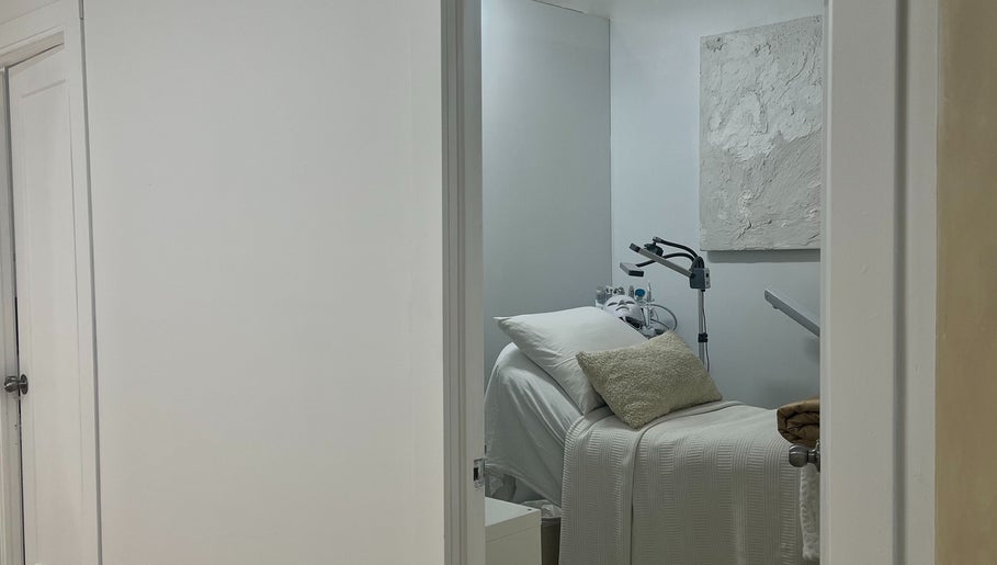 Tranquil treatment room at Palm, Montréal, Québec, CA with spa bed and calming decor.