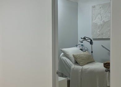 Tranquil treatment room at Palm, Montréal, Québec, CA with spa bed and calming decor.