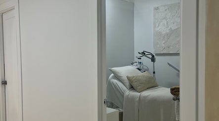 Tranquil treatment room at Palm, Montréal, Québec, CA with spa bed and calming decor.