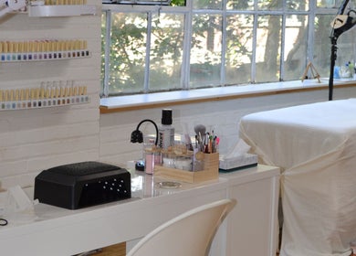 Beauty treatment area at Palm, Montréal, Québec, CA showcasing a serene setup with spa tools and comfortable seating.